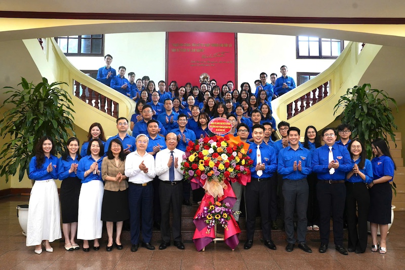 Ảnh đại diện Đảng ủy, Lãnh đạo 8Jun88 giải trí miễn phí tặng hoa chúc mừng 95 năm Ngày thành lập Đoàn TNCS Hồ Chí Minh
