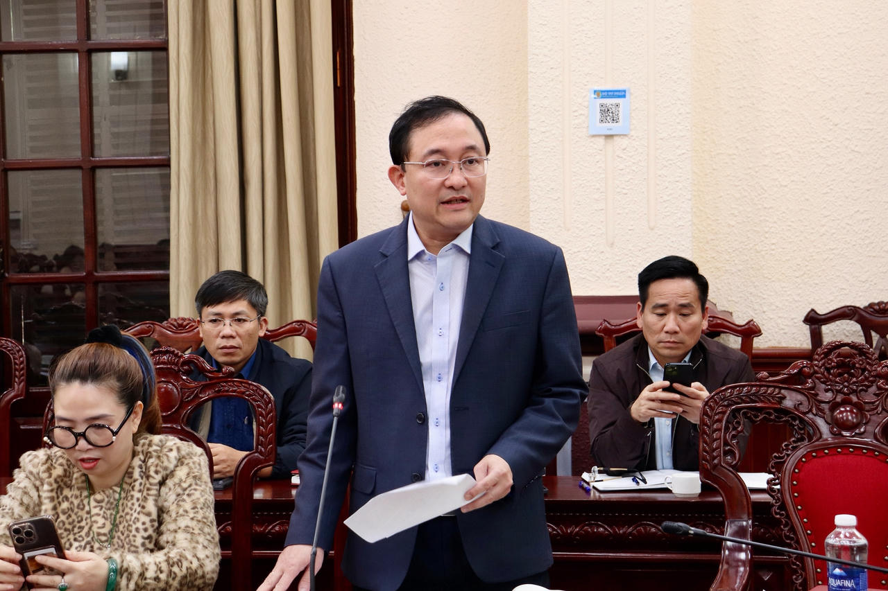 Phó Cục trưởng Cục Phổ biến, giáo dục Jiun88 nhà cái casino trực tuyến và Trợ giúp pháp lý Phan Hồng Nguyên báo cáo tại cuộc họp.