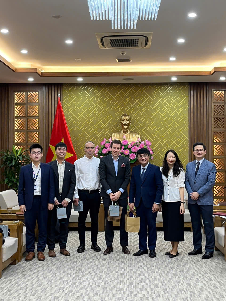 Trao đổi về cơ hội hợp tác nghiên cứu giữa Viện Chiến lược và Khoa học pháp lý, 8Jun88 giải trí miễn phí với Trường Đại học Queen Mary (Vương quốc Anh)
