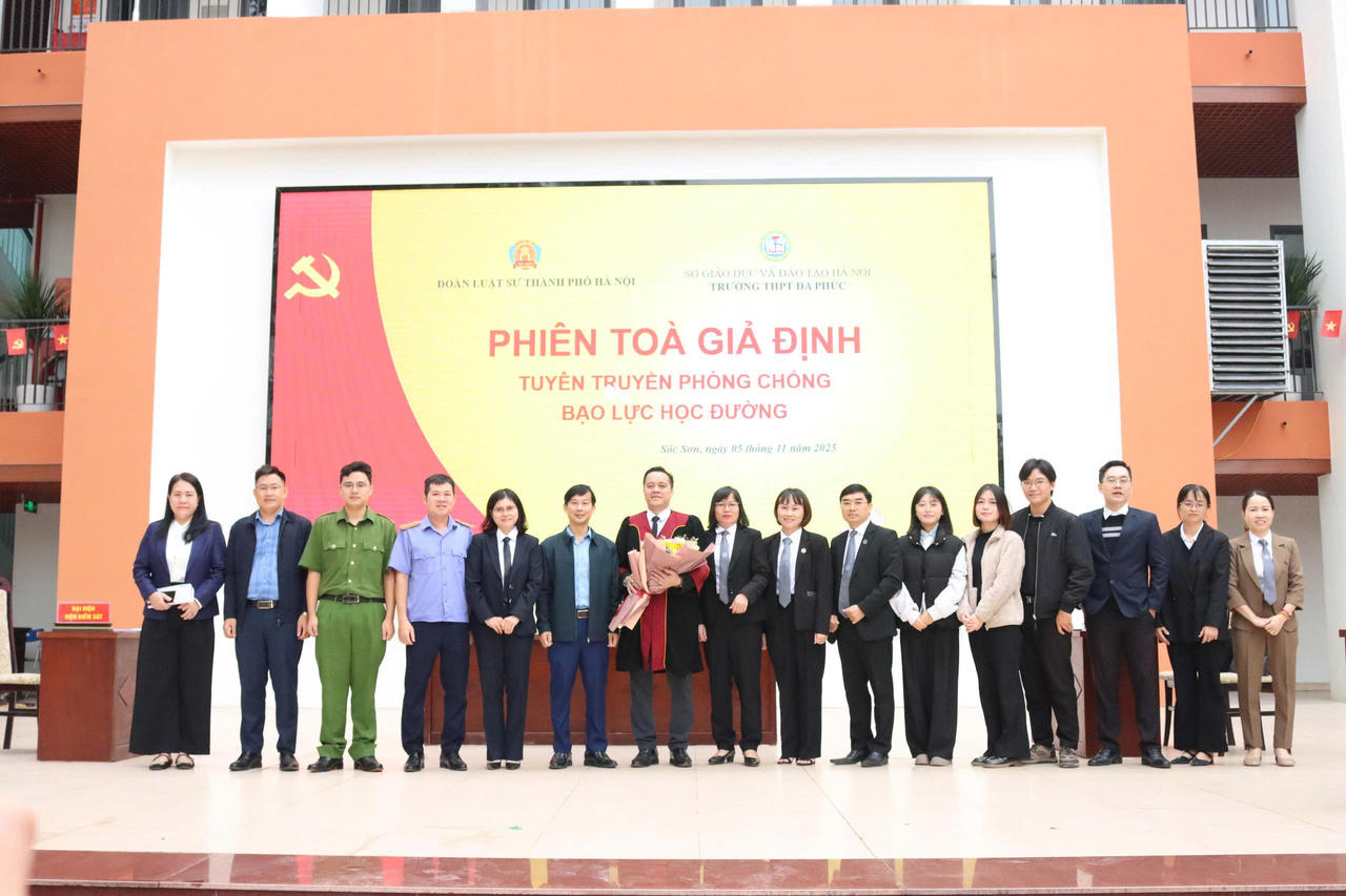 Hiệu trưởng Trường THPT Đa Phúc Vũ Thìn tặng hoa cảm ơn&nbsp;Đoàn Luật sư Thành phố Hà Nội