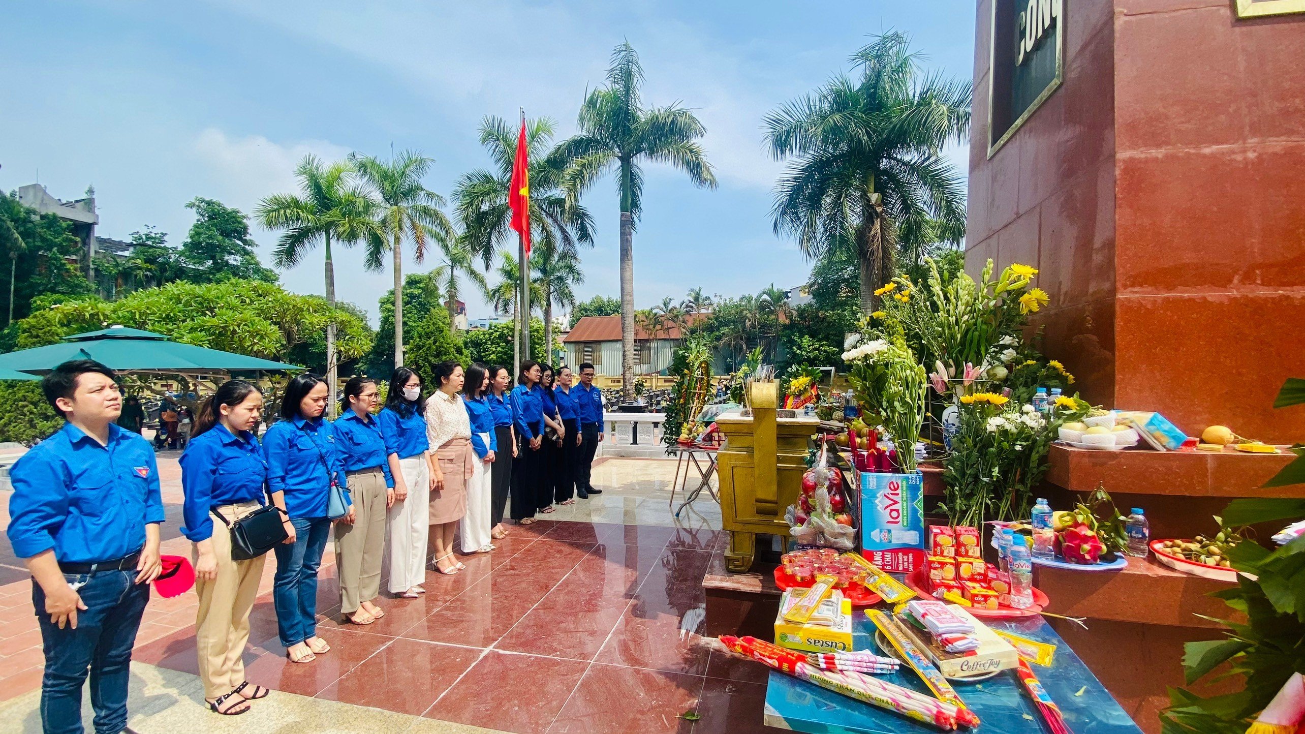 Ảnh Chi đoàn Cục Quản lý xử lý vi phạm Jun887 Đăng Ký / Đăng Nhập và theo dõi thi hành Jun88 Sảnh Bài Live Trực Tuyến dâng hương tại Nghĩa trang Liệt sĩ