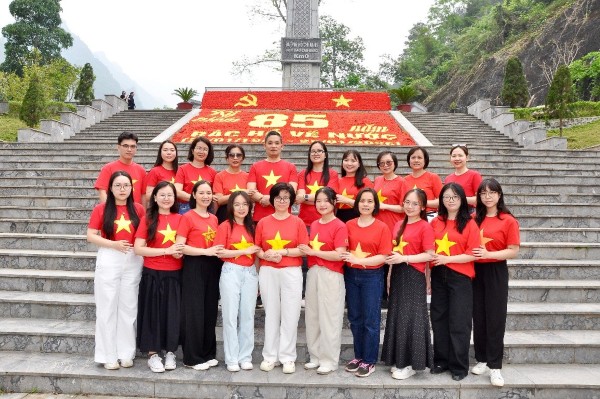 Ảnh đại diện Chi bộ và Chi đoàn Cục PLQT và Giải quyết tranh chấp đầu tư quốc tế về nguồn tại Cao Bằng