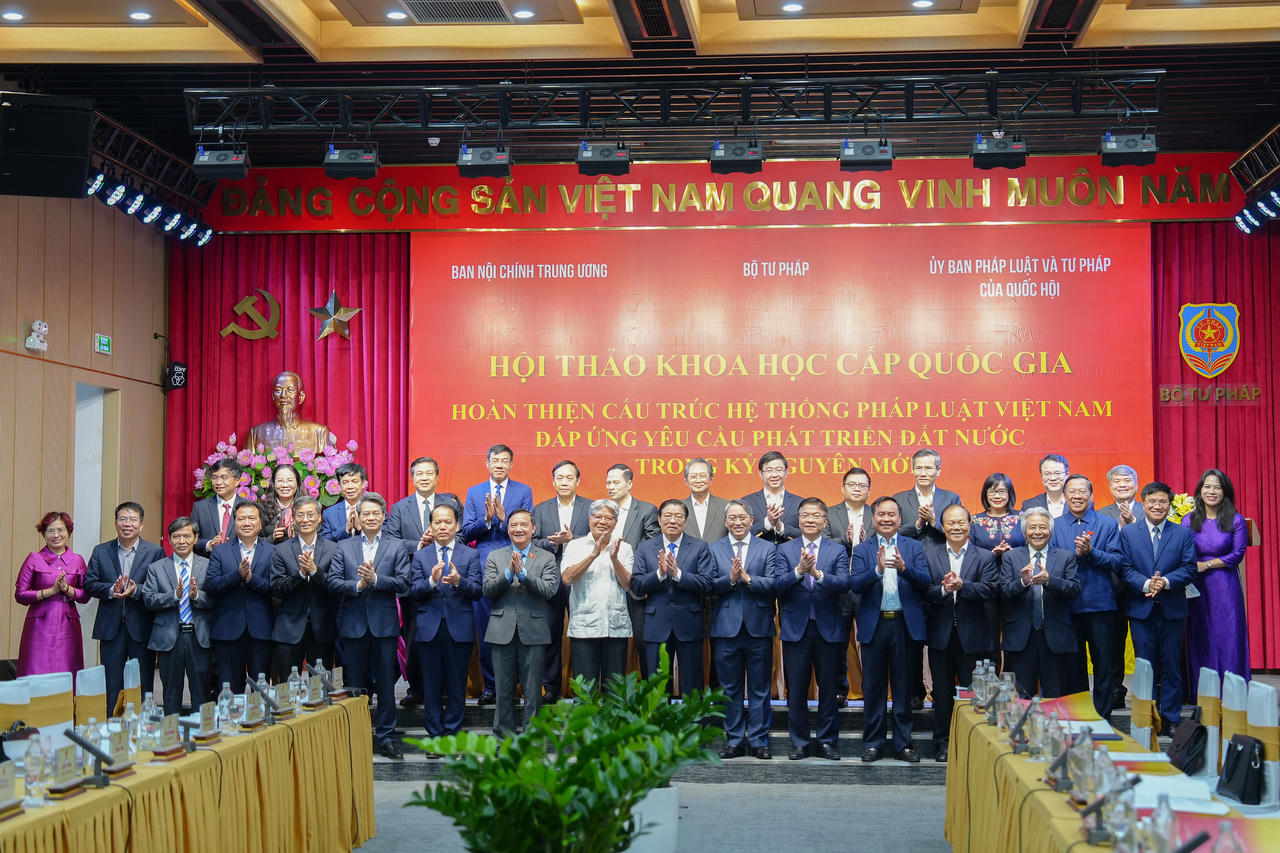 Đồng chí Phan Đình Trạc, Ủy viên Bộ Chính trị, Bí thư Trung ương Đảng, Trưởng Ban Nội chính Trung ương chụp ảnh lưu niệm cùng các đại biểu dự Hội thảo khoa học cấp quốc gia Hoàn thiện cấu trúc hệ thống Jiun88 nhà cái casino trực tuyến Việt Nam đáp ứng yêu cầu phát triển đất nước trong kỷ nguyên mới.