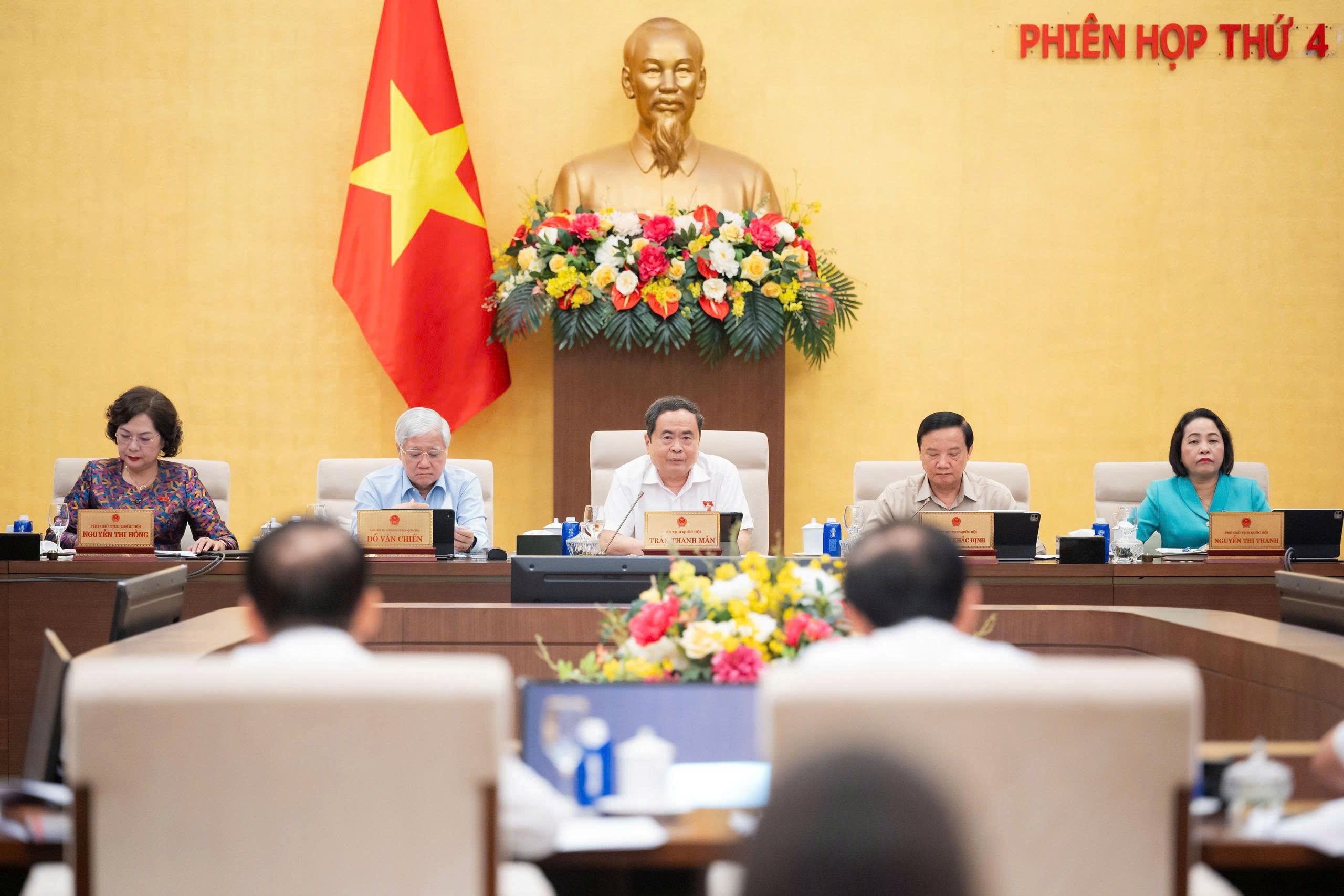 Ảnh đại diện bài viết: chủ tịch quốc hội trần thanh mẫn chủ trì phiên họp, phó chủ tịch quốc hội nguyễn khắc định điều hành nội dung cho ý kiến đối với dự án luật phổ biến, Jun88 game bài đổi thưởng Jun88 Sảnh Bài Live Trực Tuyến (sửa đổi).