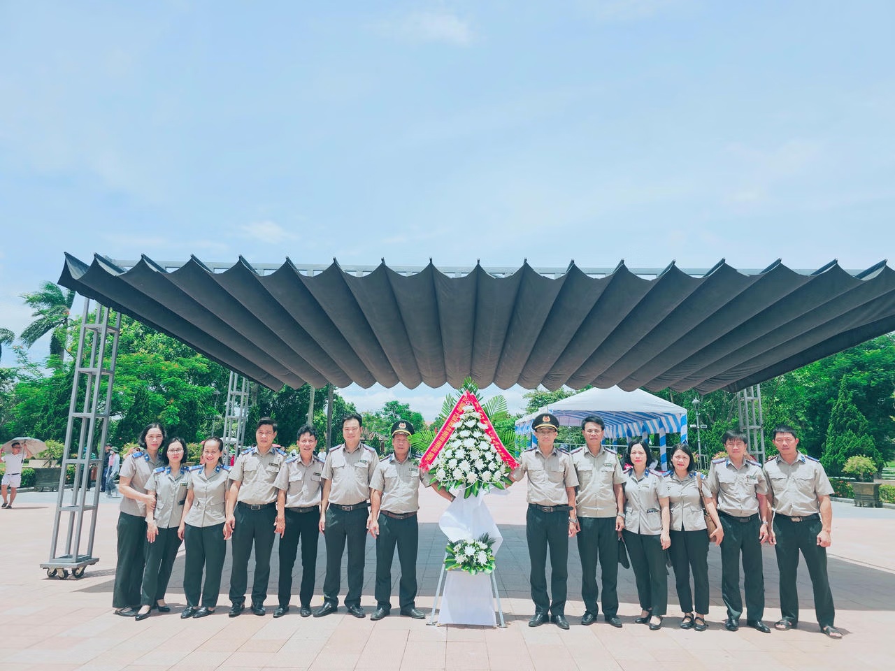 Ảnh đại diện Phòng Thi hành án dân sự khu vực 6 (Quảng Trị) dâng hương tri ân các Anh hùng liệt sĩ tại Thành Cổ Quảng Trị