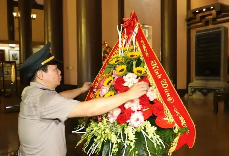 Ảnh đại diện Lãnh đạo, công chức Thi hành án dân sự tỉnh Thanh Hóa dâng hương, báo công Chủ tịch Hồ Chí Minh