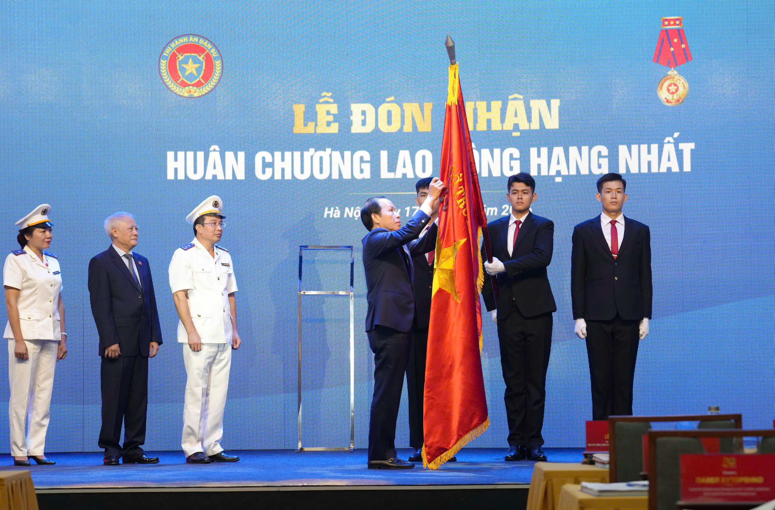 Ảnh đại diện bài viết: thay mặt lãnh đạo đảng, nhà nước, phó thủ tướng lê tiến châu gắn huân chương lao động hạng nhất tặng cục quản lý thi hành án dân sự lên cờ truyền thống thi hành án dân sự. (ảnh trong bài: h.giang)