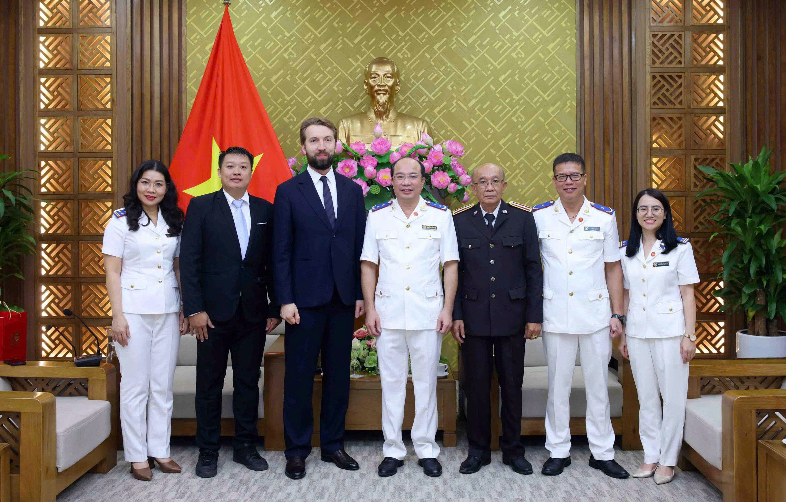 Ảnh đại diện bài viết: các đại biểu chụp ảnh lưu niệm.