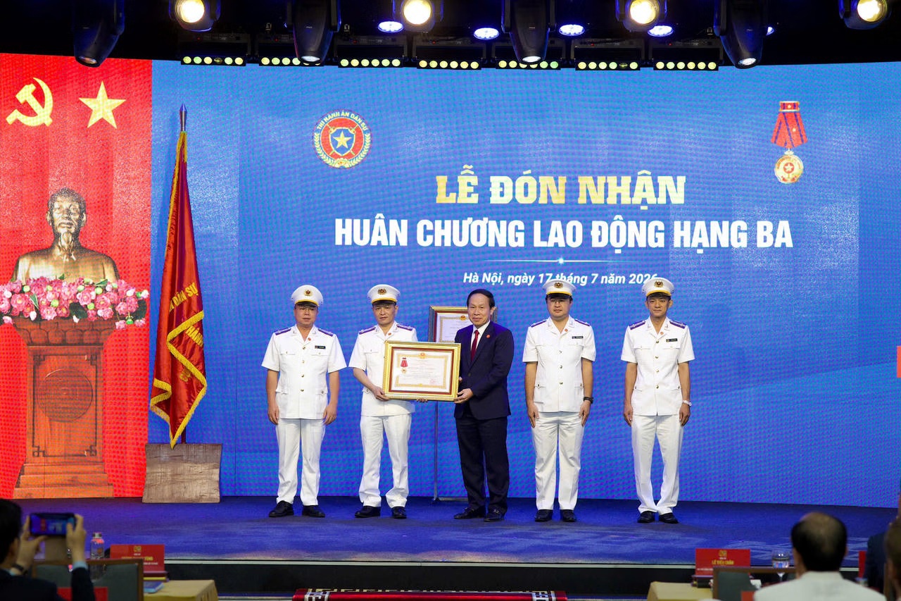 Ảnh đại diện bài viết: phó thủ tướng lê tiến châu trao huân chương lao động hạng ba tặng thi hành án dân sự thành phố hồ chí minh.
