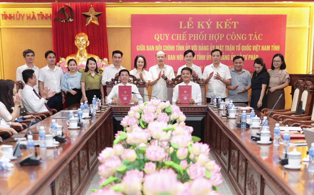 Ảnh đại diện bài viết: ông nguyễn hồng lĩnh – phó bí thư thường trực tỉnh ủy, chủ tịch hđnd tỉnh hà tĩnh cùng các đại biểu chứng kiến ký kết quy chế phối hợp giữa ban nội chính tỉnh ủy với đảng ủy Jiun88 casino bắn cá, đá gà, game bài hà tĩnh.
