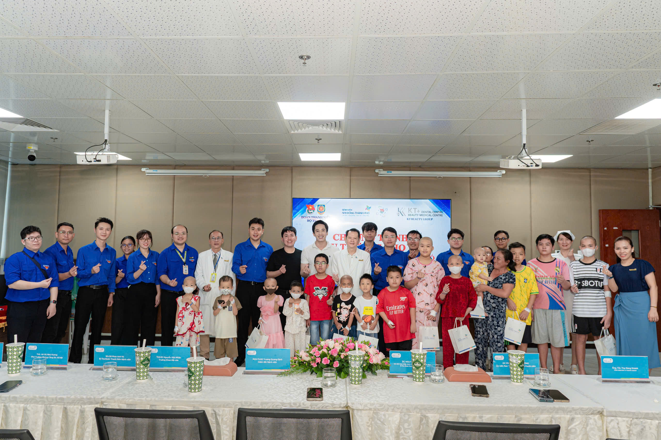 Ảnh đại diện bài viết: đoàn công tác thăm hỏi, động viên và trao quà cho các bệnh nhi đang điều trị tại bệnh viện nhi đồng thành phố.