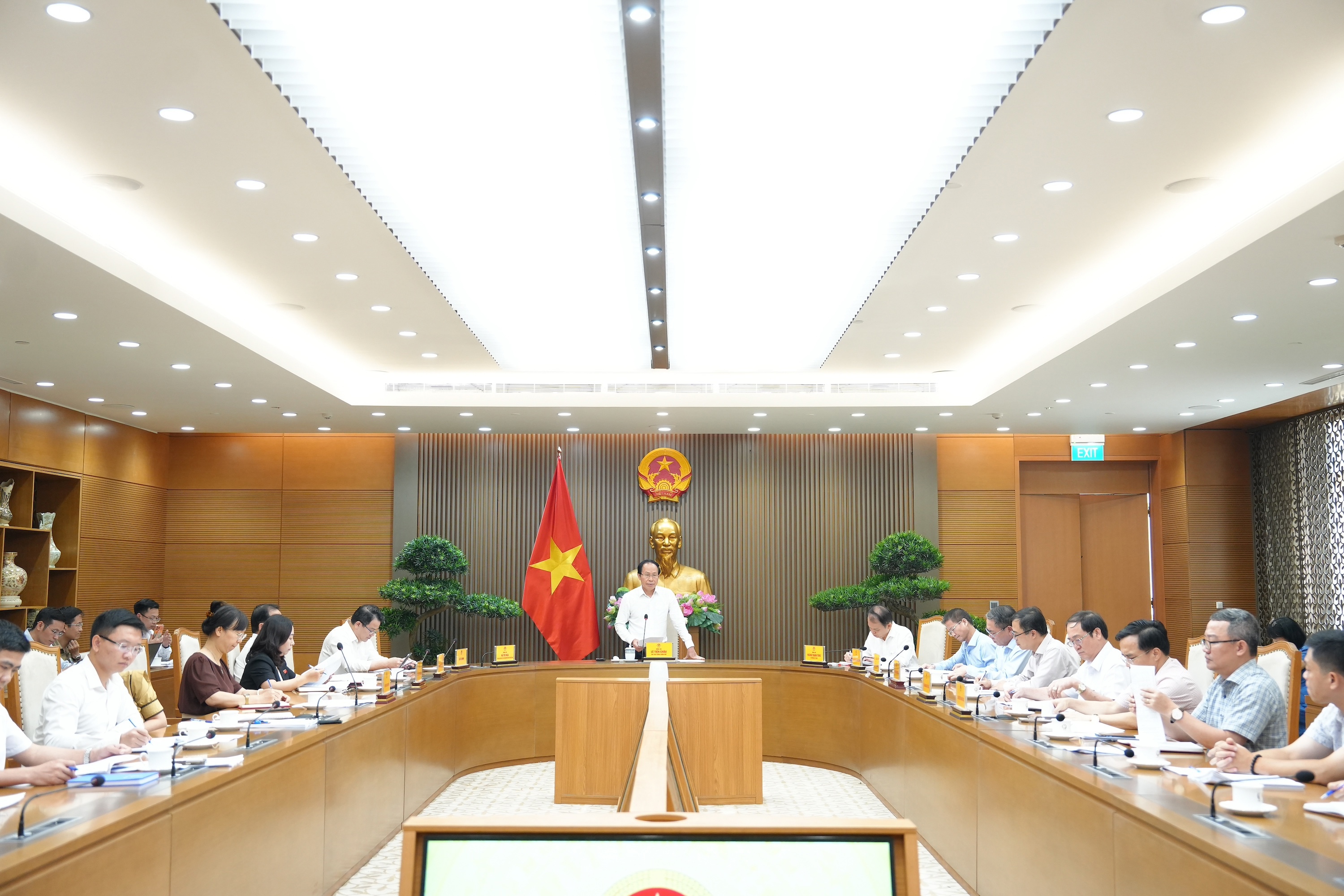 Ảnh đại diện bài viết: quang cảnh cuộc họp do phó thủ tướng chính phủ lê tiến châu chủ trì. (ảnh trong bài: h.thư)

