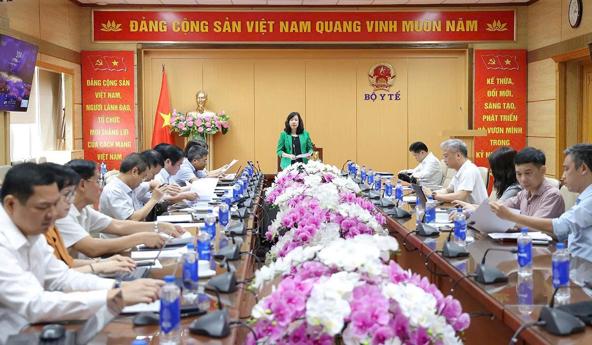 Ảnh đại diện bài viết: bộ trưởng bộ y tế đào hồng lan chủ trì cuộc họp. (ảnh: moh.gov.vn)