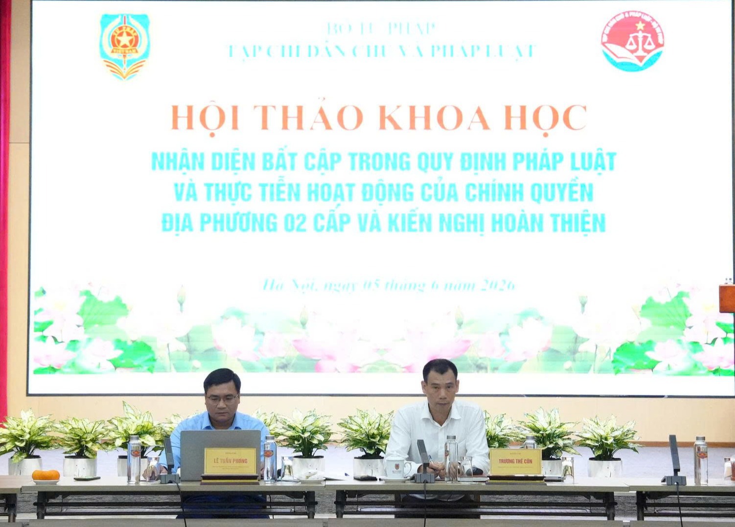 Ảnh đại diện bài viết: tổng biên tập tạp chí dân chủ và Jun88 Sảnh Bài Live Trực Tuyến trương thế côn; phó vụ trưởng vụ công tác xây dựng văn bản quy phạm Jun88 Sảnh Bài Live Trực Tuyến lê tuấn phong chủ trì hội thảo.