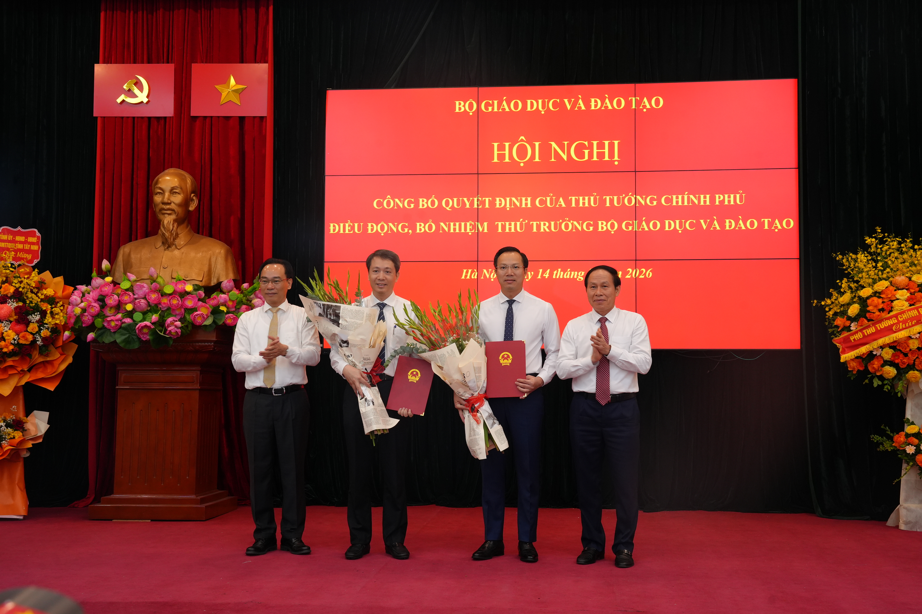 Ảnh đại diện bài viết: ủy viên ban chấp hành trung ương đảng, phó thủ tướng chính phủ lê tiến châu; bộ trưởng bộ gd&đt hoàng minh sơn trao quyết định điều động, bổ nhiệm, tặng hoa chúc mừng cho 2 tân thứ trưởng.