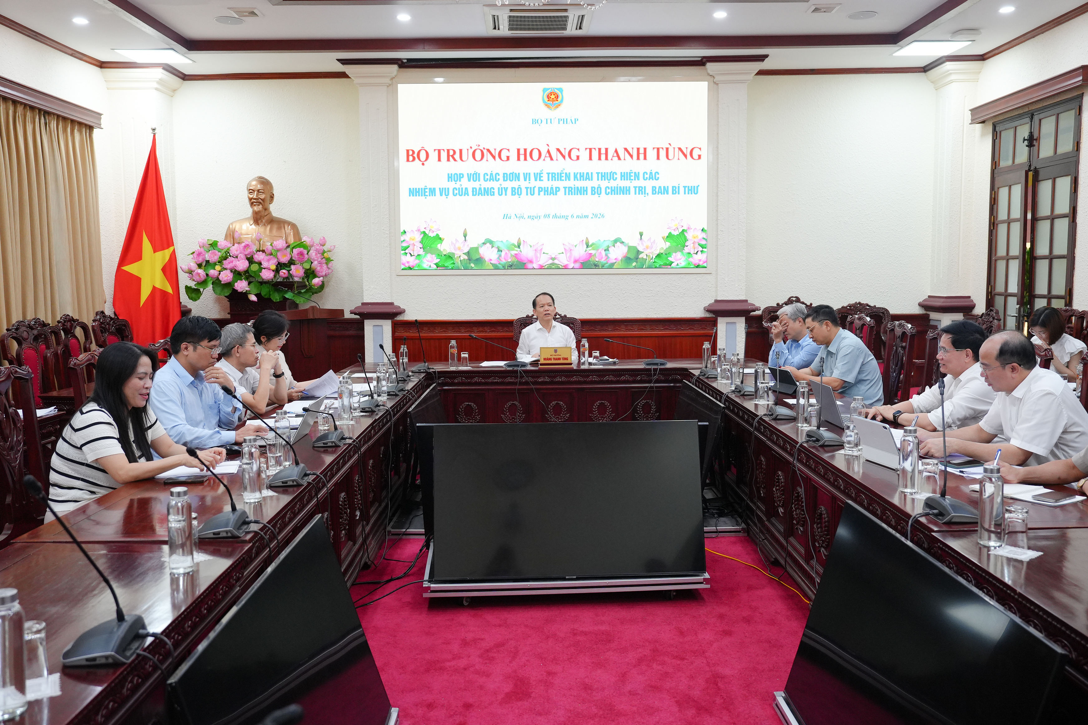 Ảnh đại diện bài viết: bộ trưởng hoàng thanh tùng chủ trì cuộc họp.