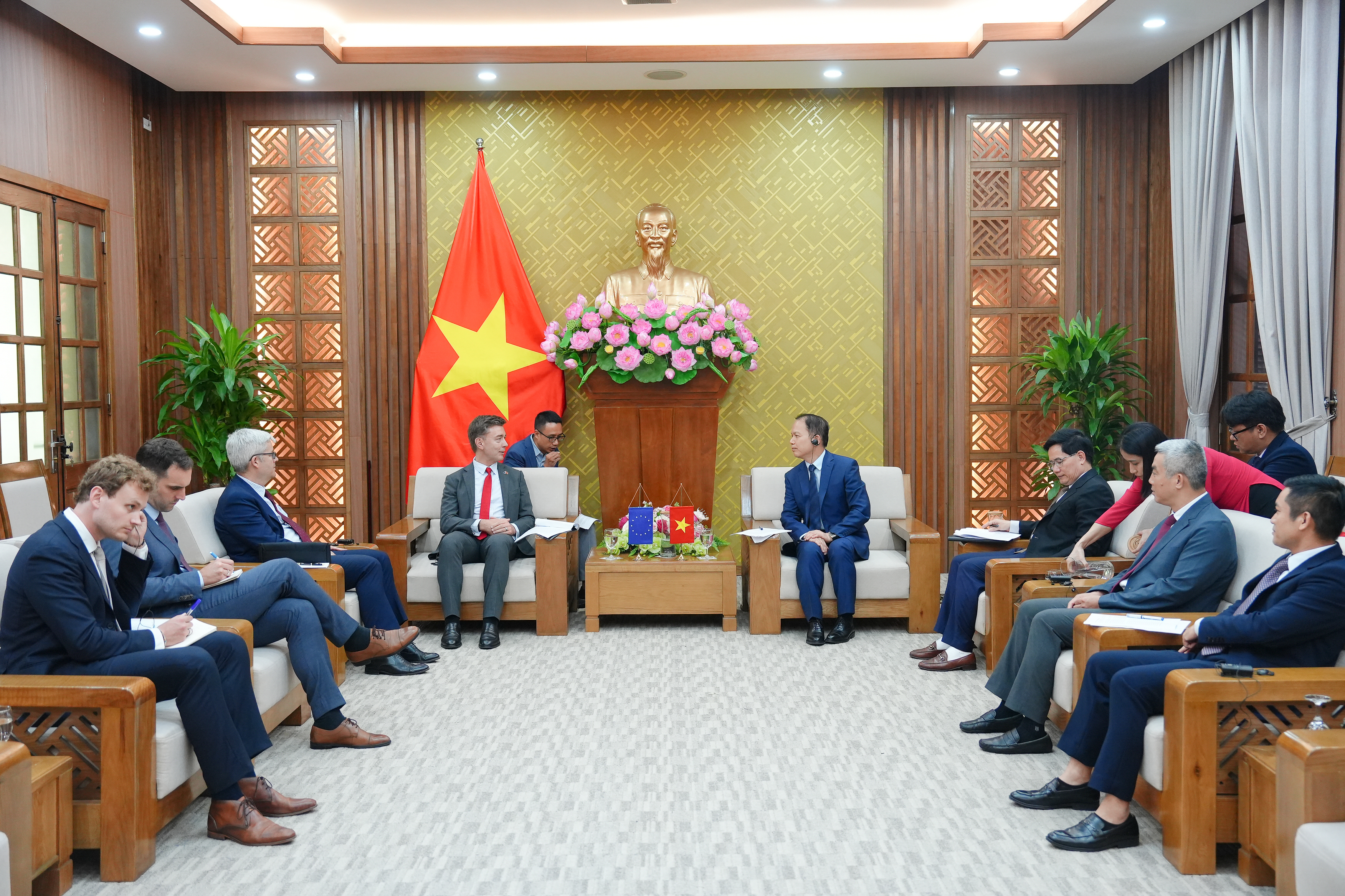 Ảnh đại diện bài viết: bộ trưởng hoàng thanh tùng tiếp ngài julien guerrier, đại sứ liên minh châu âu tại việt nam.