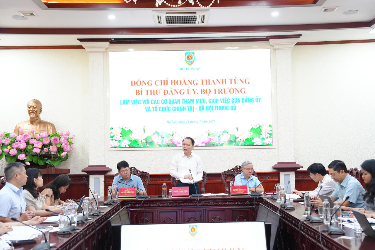 Bộ trưởng Ho&agrave;ng Thanh T&ugrave;ng kết luận cuộc l&agrave;m việc.