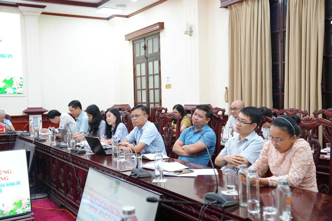 Th&aacute;o gỡ vướng mắc, n&acirc;ng cao hiệu quả hoạt động của c&aacute;c cơ quan tham mưu, gi&uacute;p việc Đảng ủy Bộ