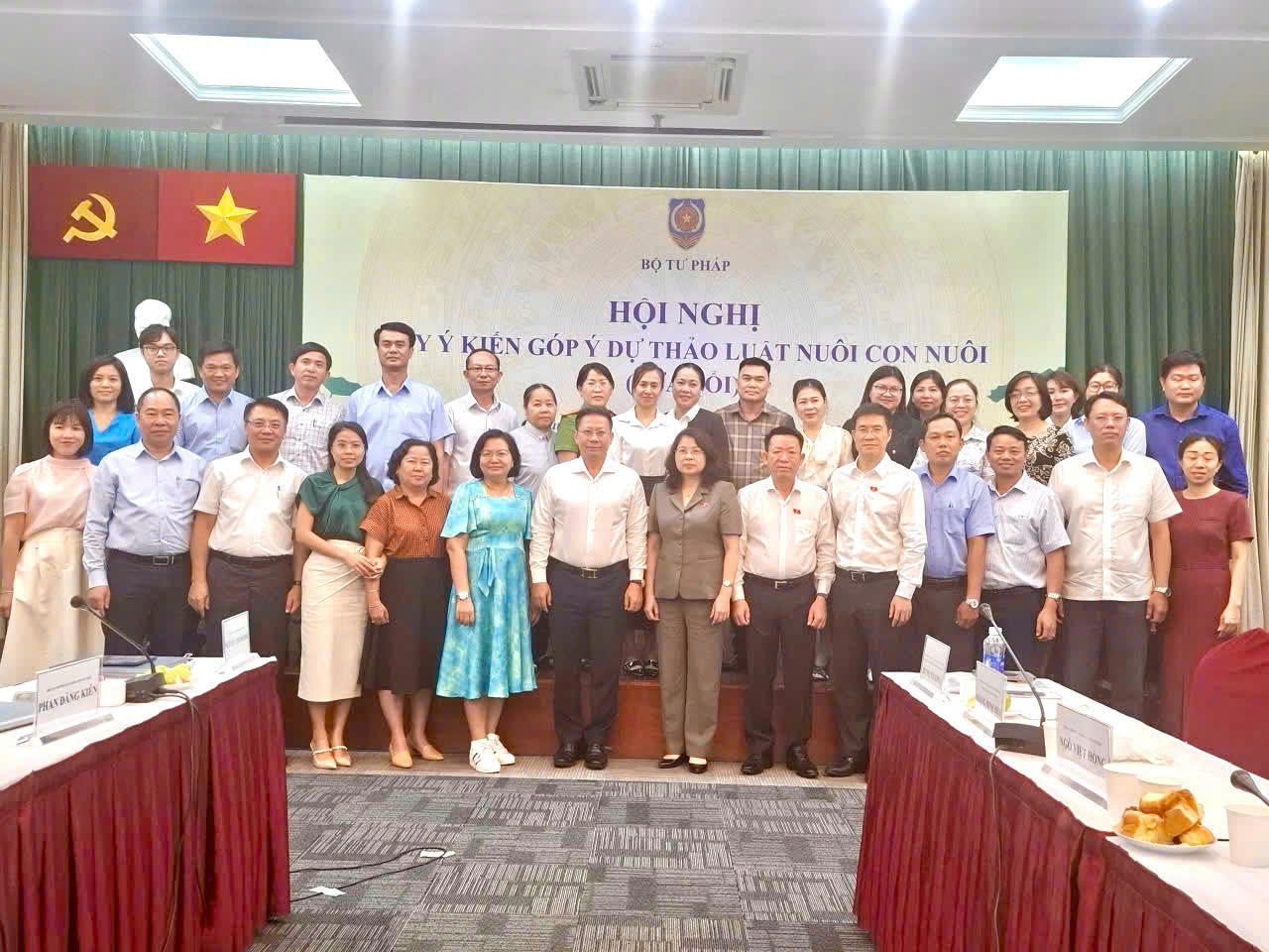 C&aacute;c đại biểu tham dự hội nghị g&oacute;p &yacute; sửa đổi, bổ sung Luật Nu&ocirc;i con nu&ocirc;i chụp h&igrave;nh lưu niệm (Ảnh: B&ugrave;i Y&ecirc;n).