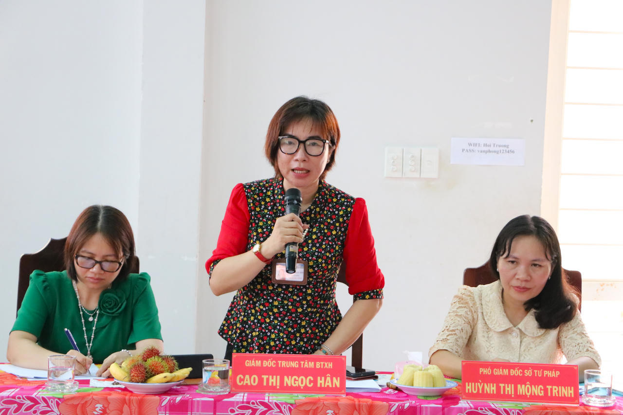 Gi&aacute;m đốc Trung t&acirc;m Bảo trợ X&atilde; hội T&acirc;y Ninh Cao Thị Ngọc H&acirc;n đưa ra những kh&oacute; khăn thực tiễn trong hoạt động nhận nu&ocirc;i con nu&ocirc;i (ảnh: Kh&aacute;nh To&agrave;n)