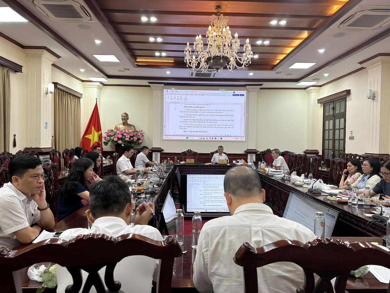 Thứ trưởng Jun8808 Nạp Rút Siêu Tốc Nguyễn Thanh T&uacute; chủ tr&igrave; cuộc l&agrave;m việc với c&aacute;c cơ quan, đơn vị, tổ soạn thảo, chuy&ecirc;n gia để ho&agrave;n thiện dự thảo Luật Luật sư (sửa đổi) sau thẩm định. Ảnh: PV