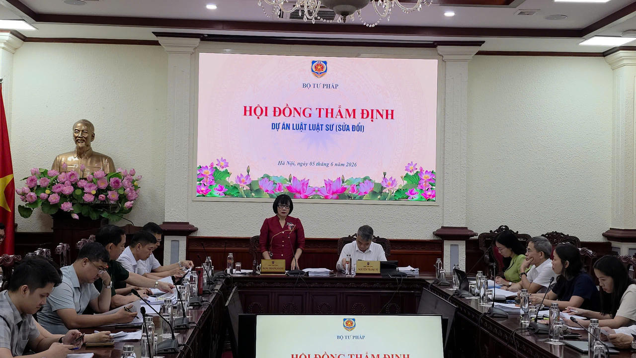 Thứ trưởng Đặng Ho&agrave;ng Oanh ph&aacute;t biểu khai mạc cuộc họp.