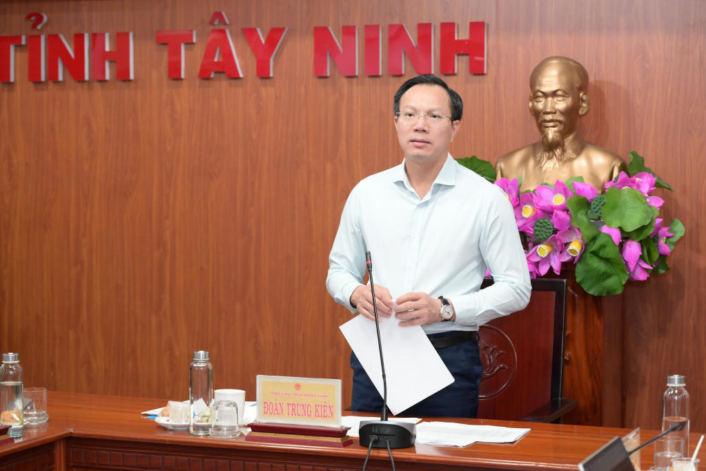 Ủy vi&ecirc;n Ban Thường vụ Tỉnh ủy, Ph&oacute; Chủ tịch UBND tỉnh, Trưởng ban Chỉ đạo Thi h&agrave;nh &aacute;n d&acirc;n sự tỉnh Đo&agrave;n Trung Ki&ecirc;n ph&aacute;t biểu tại hội nghị