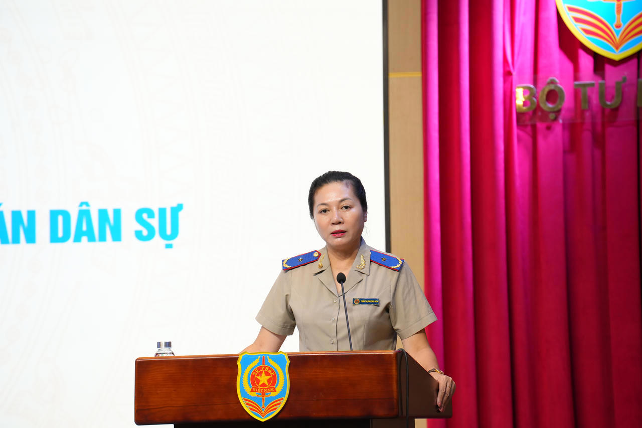 B&agrave; Trần Thị Phương Hoa, Ph&oacute; Cục trưởng Cục Quản l&yacute; THADS b&aacute;o c&aacute;o tại Hội nghị.