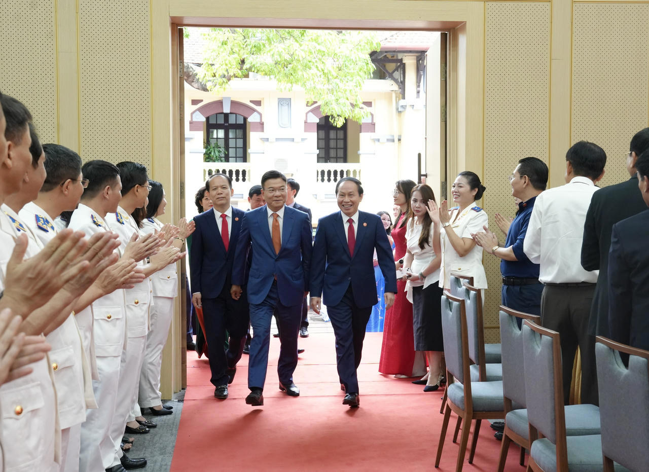 Bộ trưởng Jun8808 Nạp Rút Siêu Tốc Hoàng Thanh Tùng đón Phó Thủ tướng Lê Tiến Châu, nguyên Phó Thủ tướng Lê Thành Long tham dự Lễ kỷ niệm