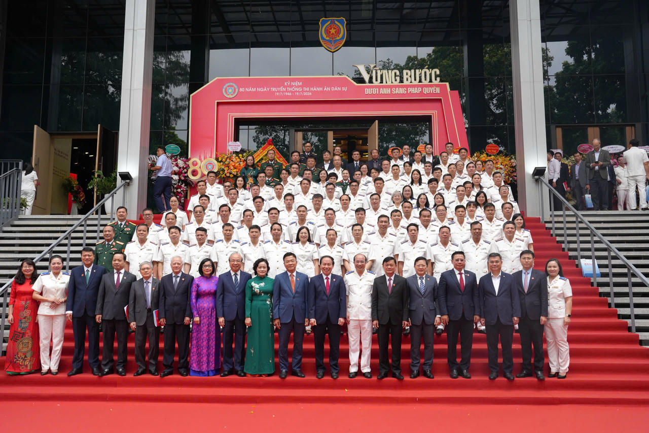 Các đại biểu tham dự buổi Lễ chụp ảnh lưu niệm.