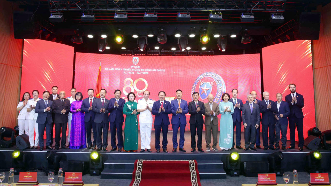 Phó Thủ tướng Lê Tiến Châu, nguyên Phó Thủ tướng Lê Thành Long và các đại biểu chụp ảnh lưu niệm.