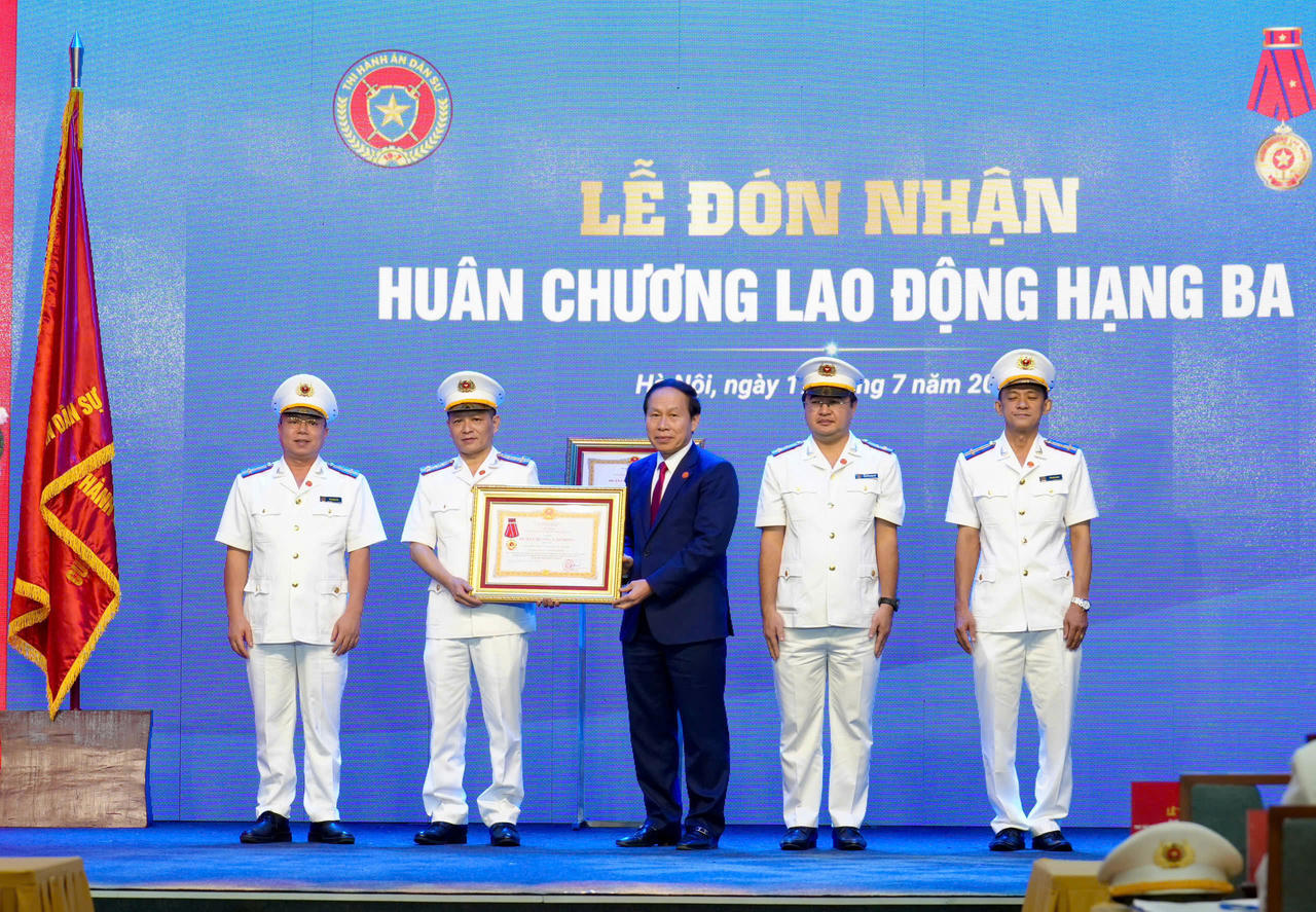 Phó Thủ tướng Lê Tiến Châu trao Huân chương Lao động hạng Ba tặng Thi hành án dân sự Thành phố Hồ Chí Minh.