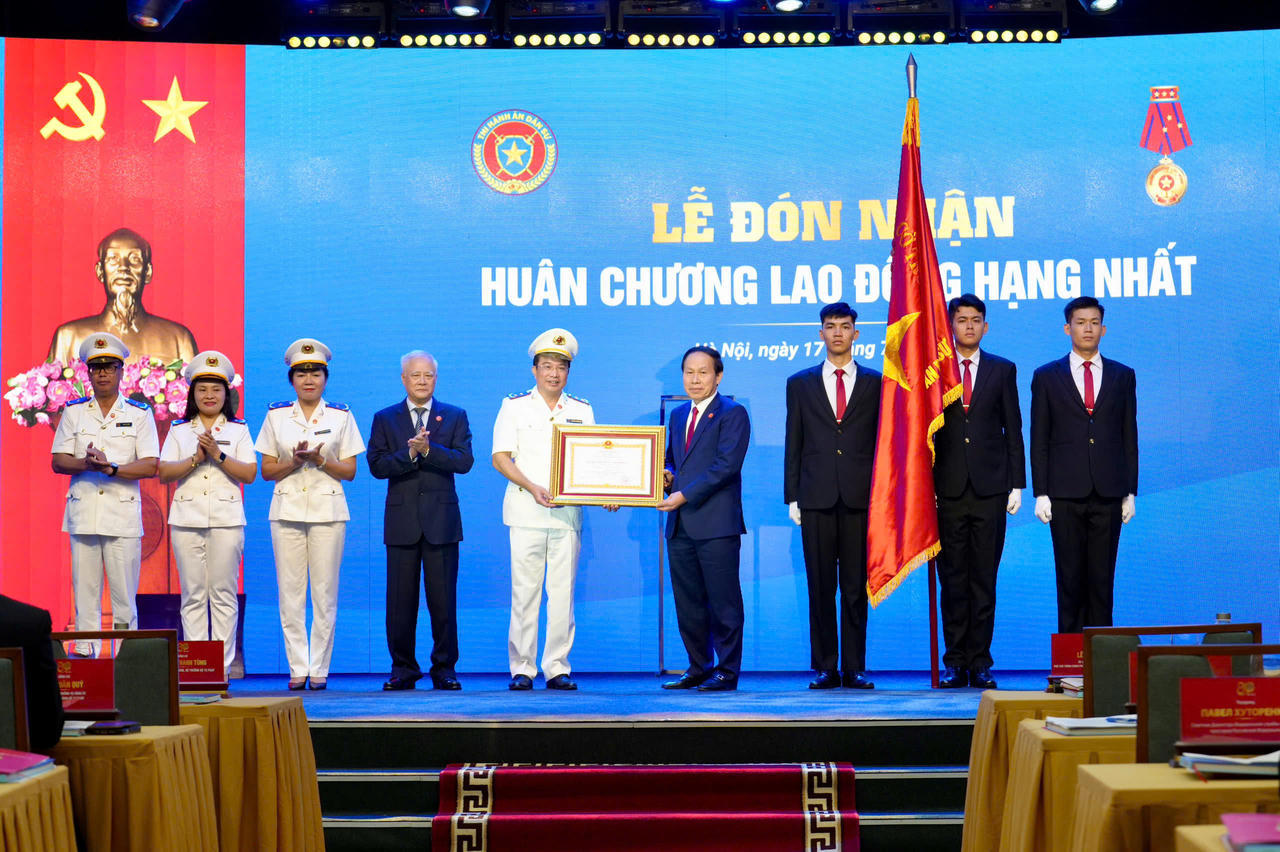 Phó Thủ tướng Lê Tiến Châu trao Huân chương Lao động hạng Nhất tặng Cục Quản lý Thi hành án dân sự.