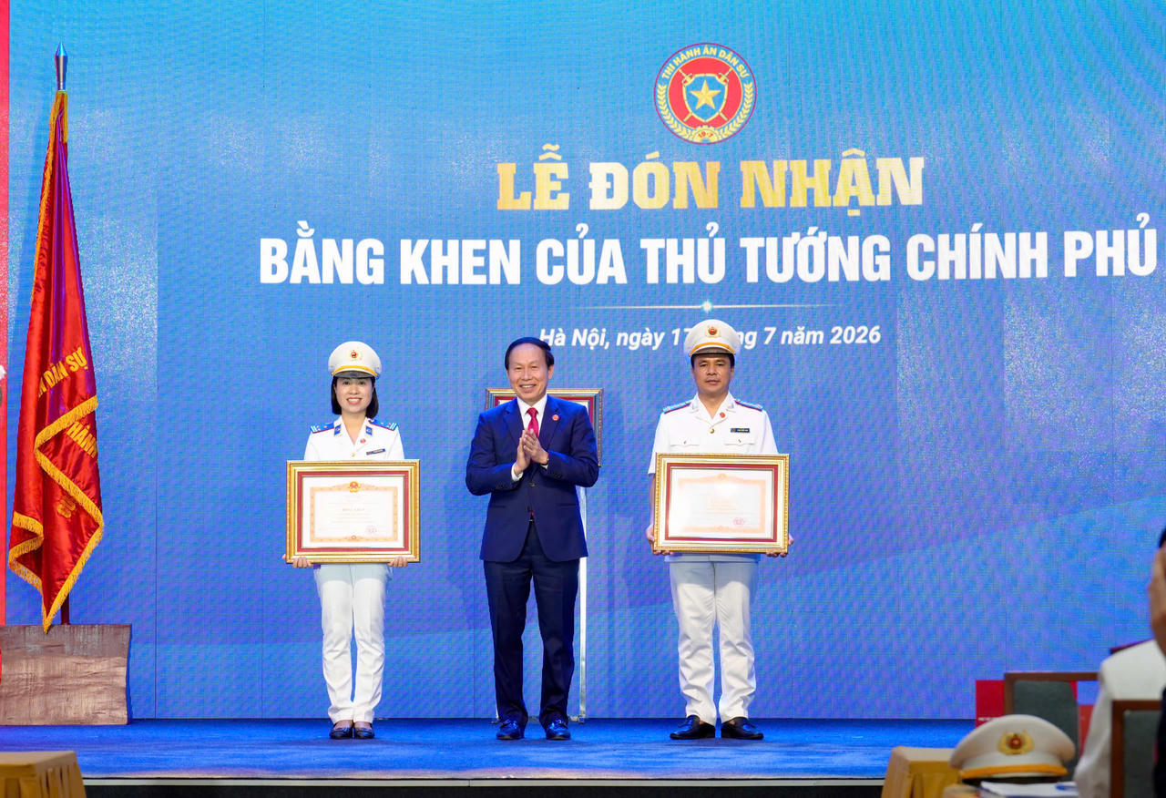 Phó Thủ tướng Lê Tiến Châu trao Bằng khen của Thủ tướng Chính phủ tặng Ban Tổ chức cán bộ, Cục Quản lý Thi hành án dân sự và Thi hành án dân sự tỉnh Nghệ An.