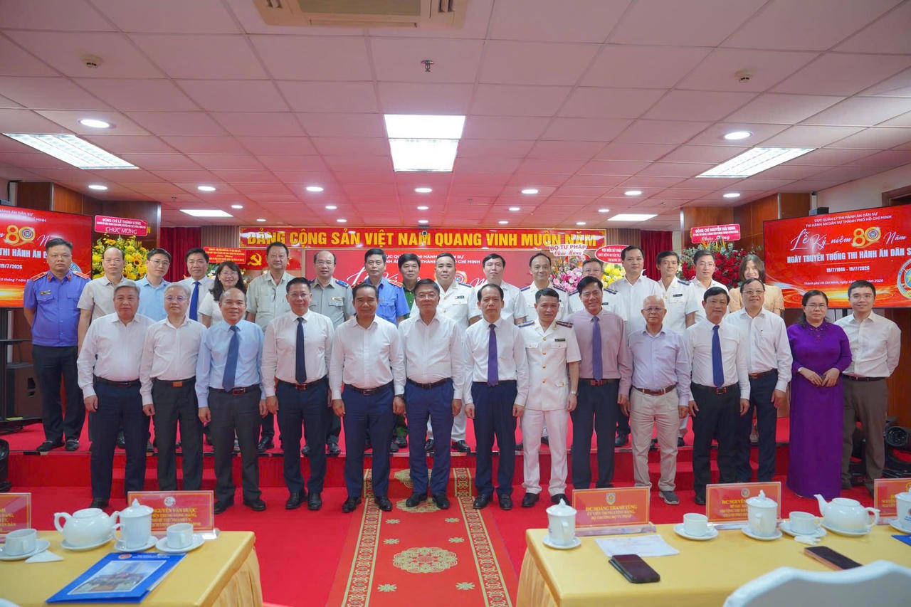 Đồng chí Hoàng Thanh Tùng Ủy viên Trung ương Đảng, Bộ trưởng Jun8808 Nạp Rút Siêu Tốc cùng các đại biểu ban ngành trung ương địa phương chụp ảnh lưu niệm với tập thể lãnh đạo Thi hành án dân sự thành phố Hồ Chí Minh