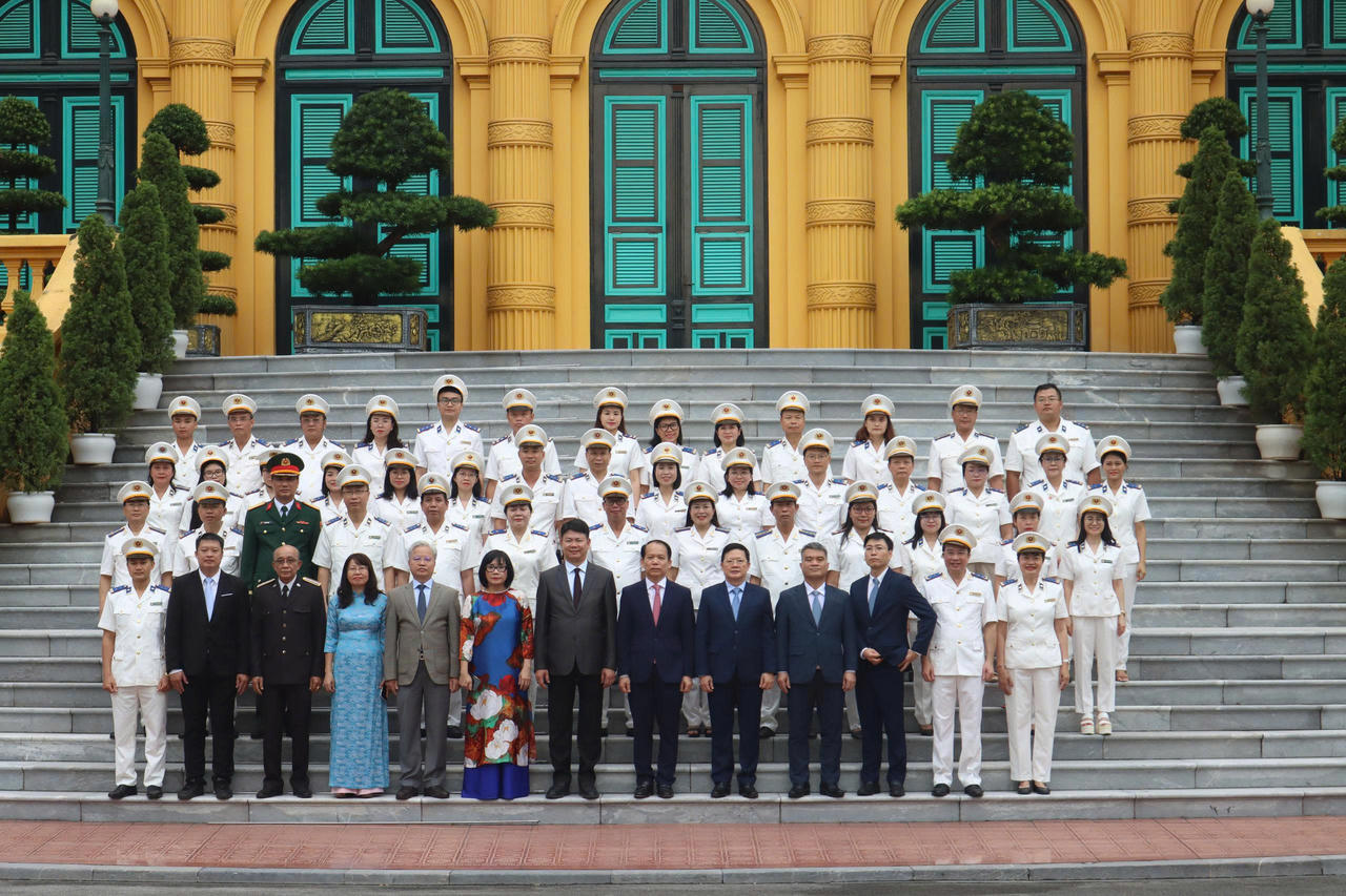 Đoàn đại biểu của Jun8808 Nạp Rút Siêu Tốc và hệ thống Thi hành án dân sự do Bộ trưởng Hoàng Thanh Tùng dẫn đầu chụp ảnh lưu niệm tại Phủ Chủ tịch, nhân dịp Lễ báo công trước Lăng Chủ tịch Hồ Chí Minh ngày 16/7. Cùng tham dự có đại diện Vụ Quản lý THADS Jun8808 Nạp Rút Siêu Tốc Lào. Ảnh Hương Giang