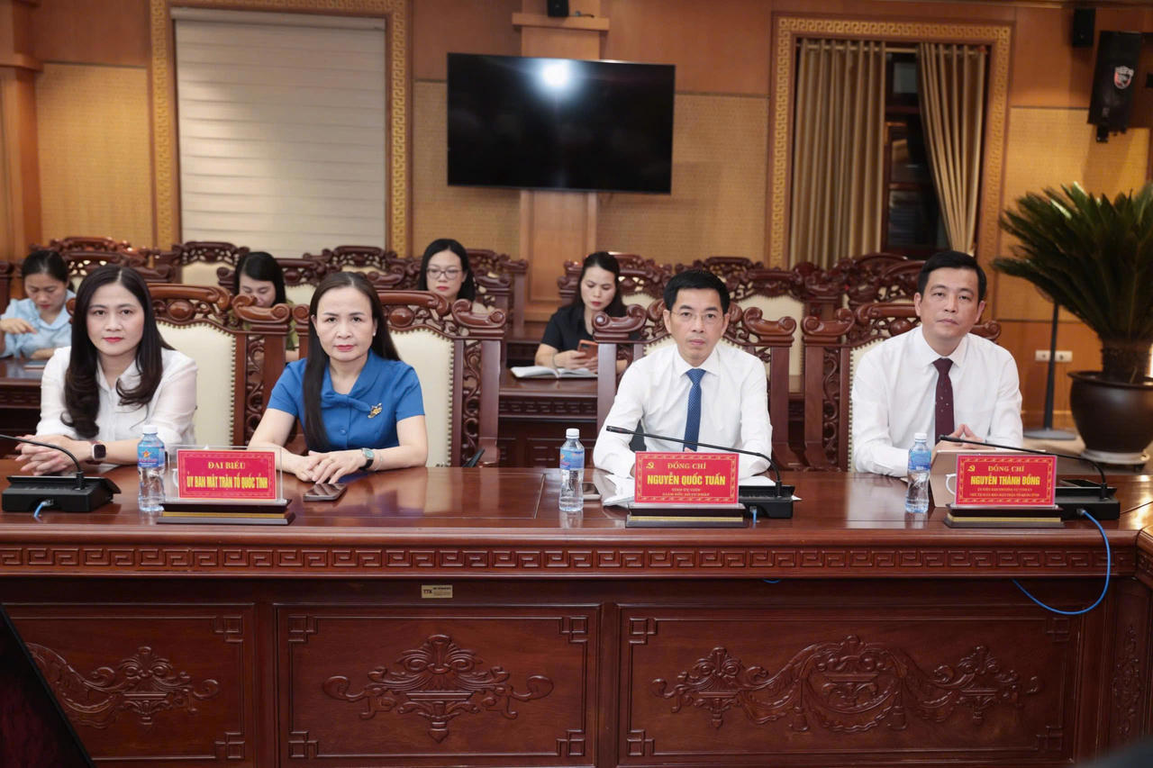 Ông Nguyễn Thành Đồng – Chủ tịch Ủy ban MTTQ tỉnh Hà Tĩnh và ông Nguyễn Quốc Tuấn – Giám đốc Sở Tư pháp cùng các đại biểu dự lễ ký kết.
