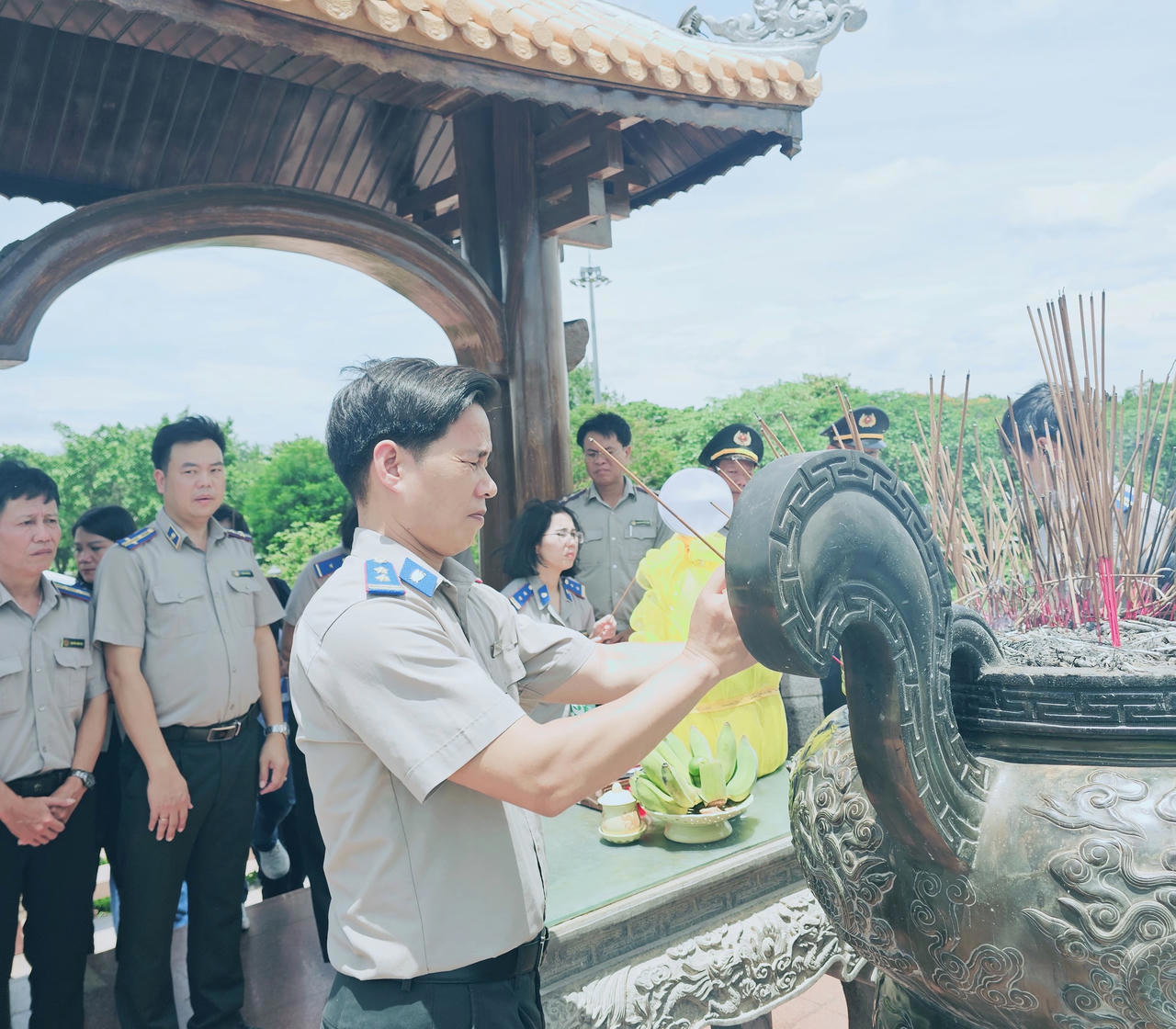 Đoàn công tác dâng hương tại Di tích quốc gia đặc biệt Thành cổ Quảng Trị.