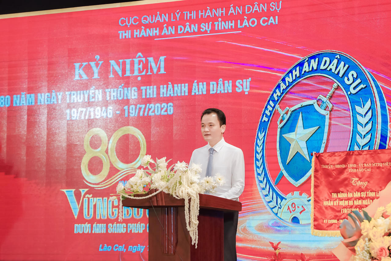 Ông Giàng Quốc Hưng – Phó Chủ tịch UBND tỉnh Lào Cai phát biểu tại buổi lễ kỷ niệm 80 năm ngày truyền thống THADS. Ảnh: Đức Mạnh.