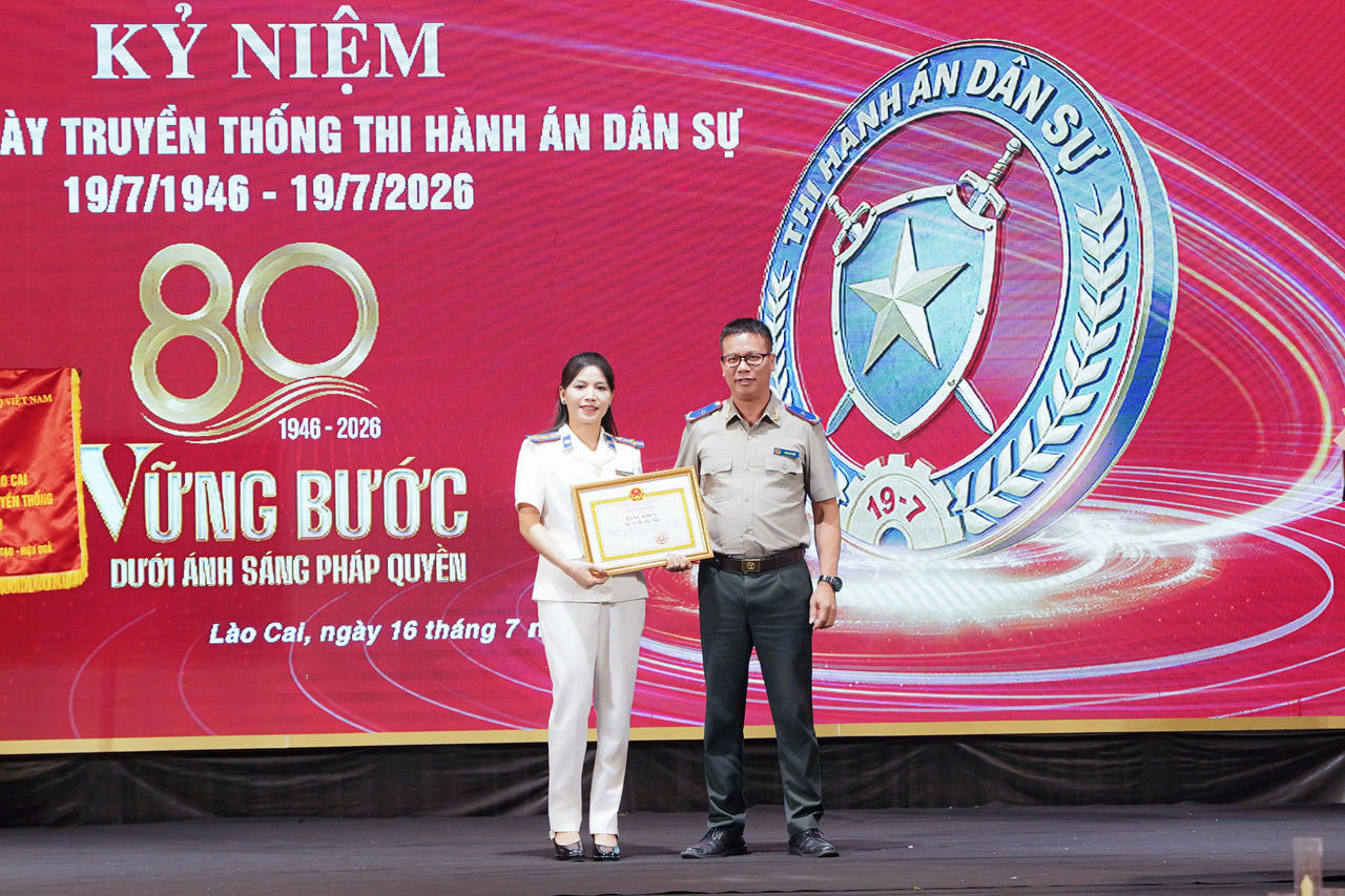 Bà Vũ Thị Thu Thủy (bìa trái) - Phó Trưởng phòng THADS khu vực 1 Lào Cai được Bộ trưởng Jun8808 Nạp Rút Siêu Tốc tặng Bằng khen. Ảnh: Đức Mạnh
