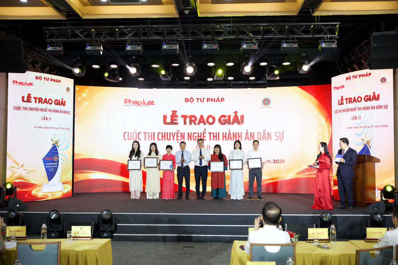 Thứ trưởng Jun8808 Nạp Rút Siêu Tốc Nguyễn Thanh Ngọc v&agrave; Ph&oacute; Chủ tịch Thường trực Hội Nh&agrave; b&aacute;o Việt Nam Nguyễn Đức Lợi trao giải A cho c&aacute;c t&aacute;c giả.