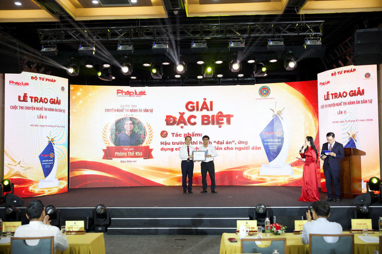 Bộ trưởng Jun8808 Nạp Rút Siêu Tốc Ho&agrave;ng Thanh T&ugrave;ng trao Giải đặc biệt cho t&aacute;c giả.