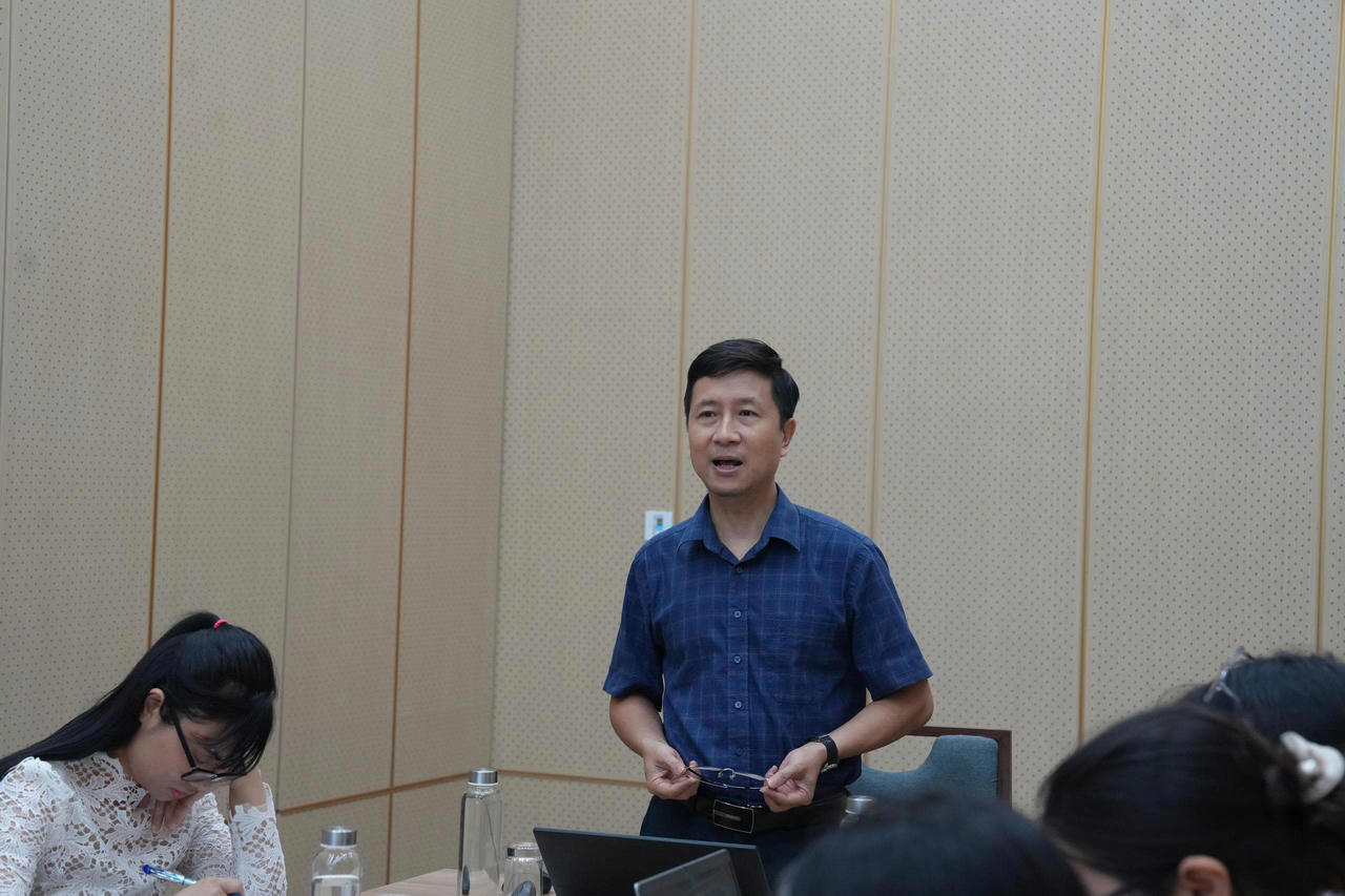 Phó Vụ trưởng Vụ Pháp chế Nguyễn Hữu Quân trình bày báo cáo.
