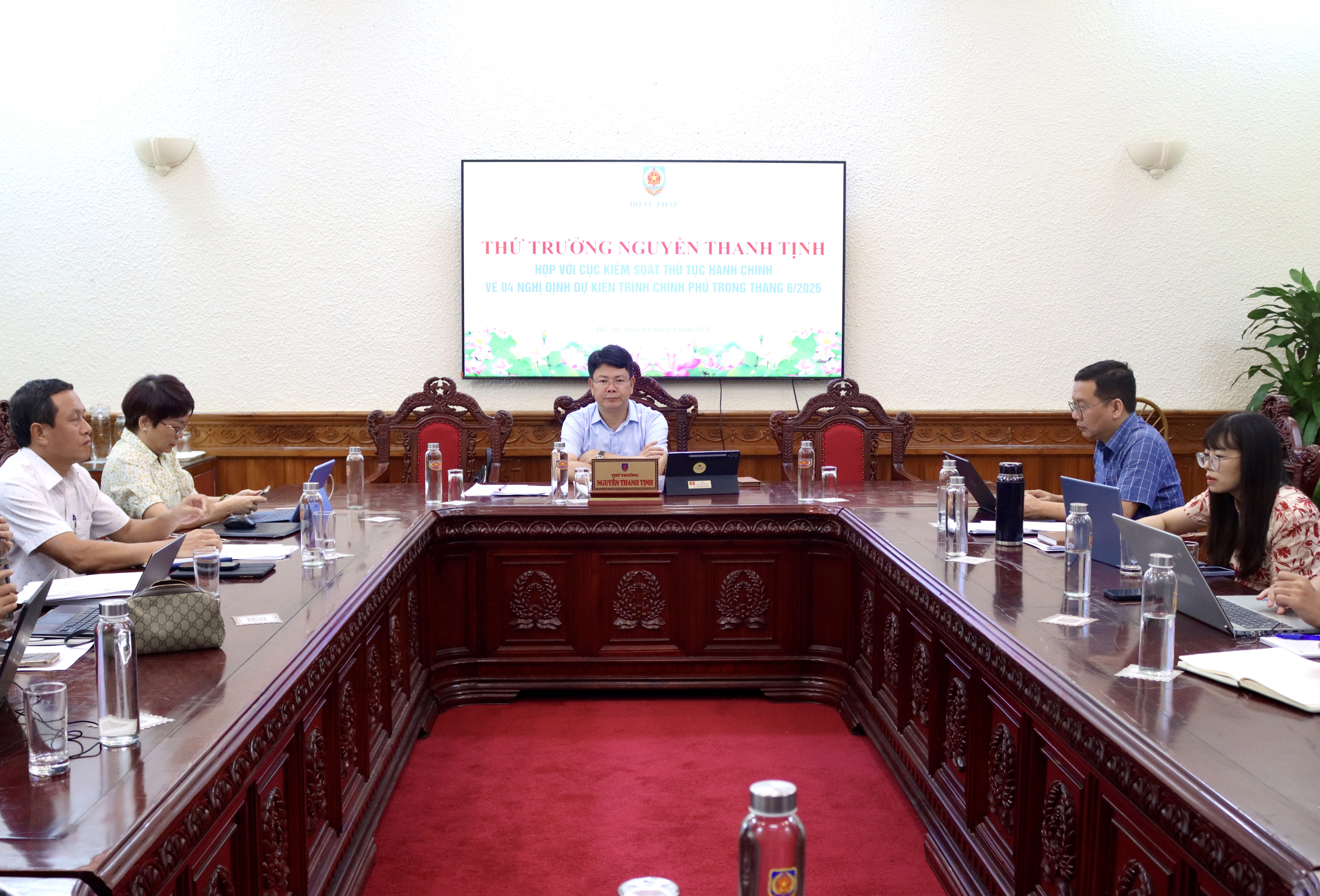 Ảnh đại diện bài viết: quang cảnh buổi làm việc.
