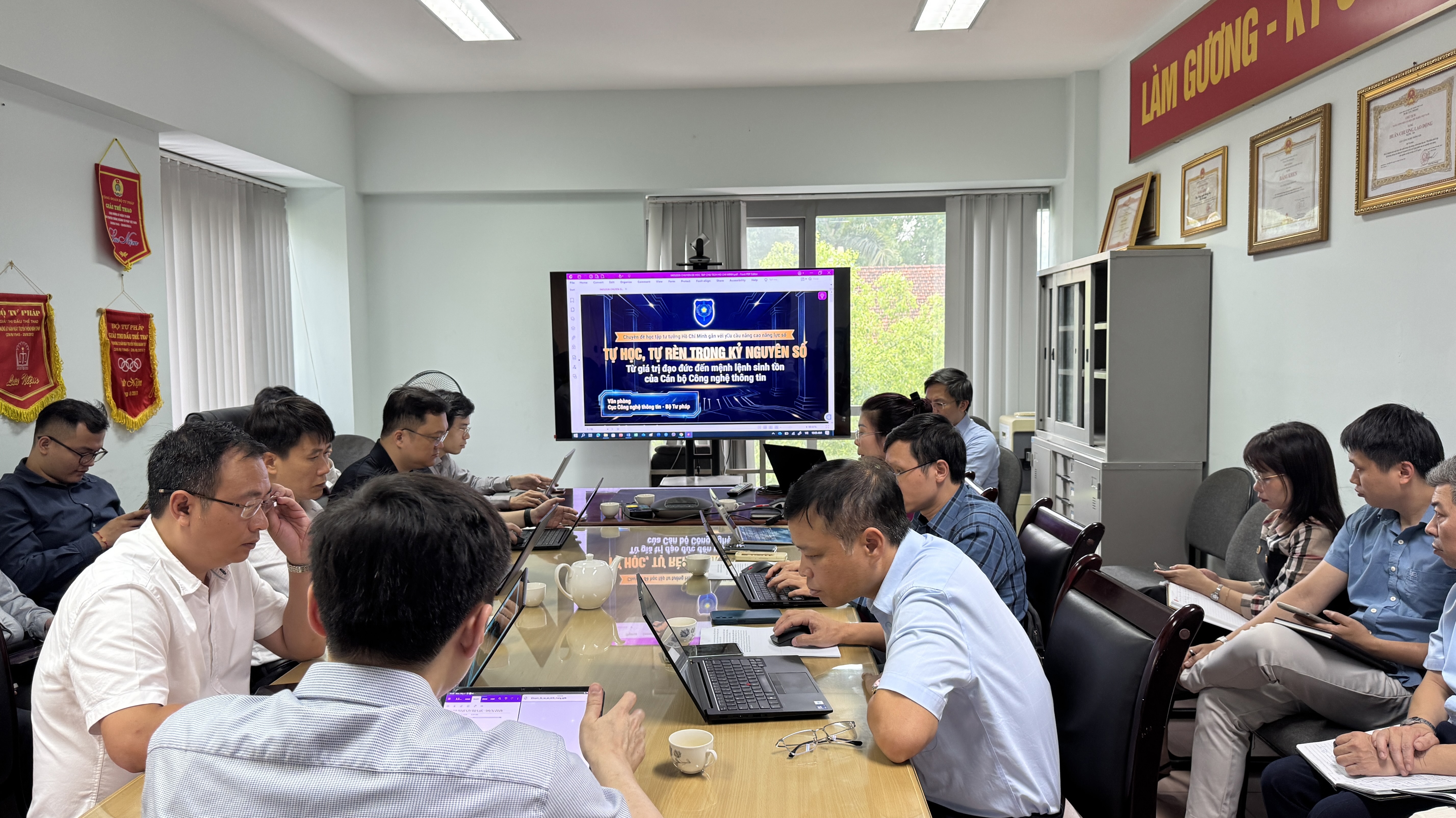 Ảnh đại diện: Chi bộ cơ sở Cục Công nghệ thông tin tổ chức sinh hoạt thường kỳ tháng 5/2026