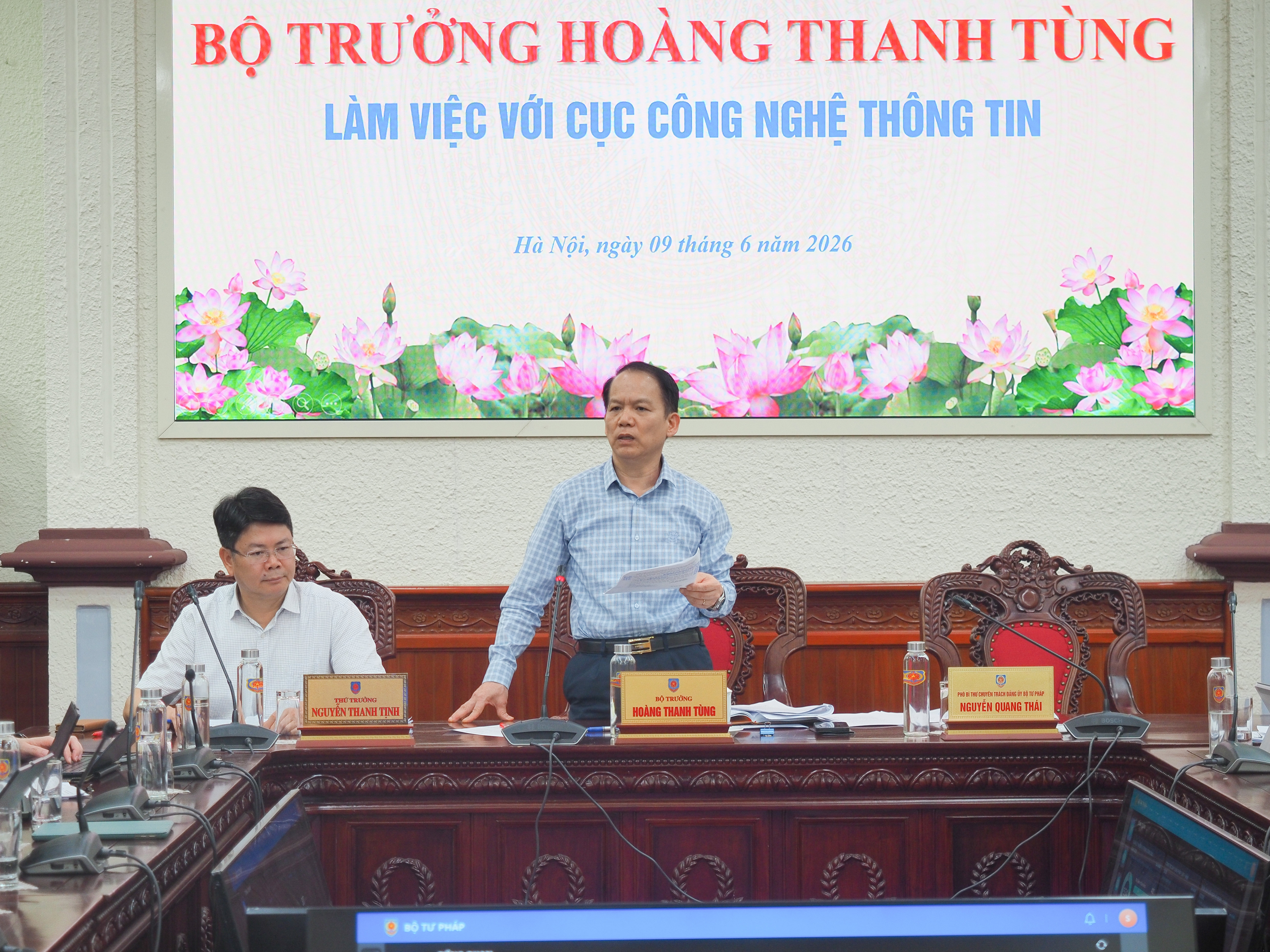 Ảnh đại diện bài viết: bộ trưởng kết luận buổi làm việc.