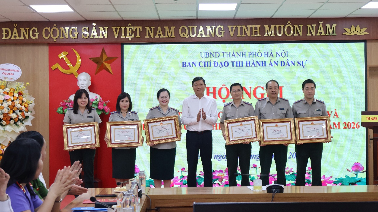 Ảnh đại diện THI HÀNH ÁN DÂN SỰ THÀNH PHỐ HÀ NỘI TỔ CHỨC CÔNG BỐ CÁC QUYẾT ĐỊNH KHEN THƯỞNG VÀ TRAO THƯỞNG CHO TẬP THỂ, CÁ NHÂN CÓ THÀNH TÍCH XUẤT SẮC