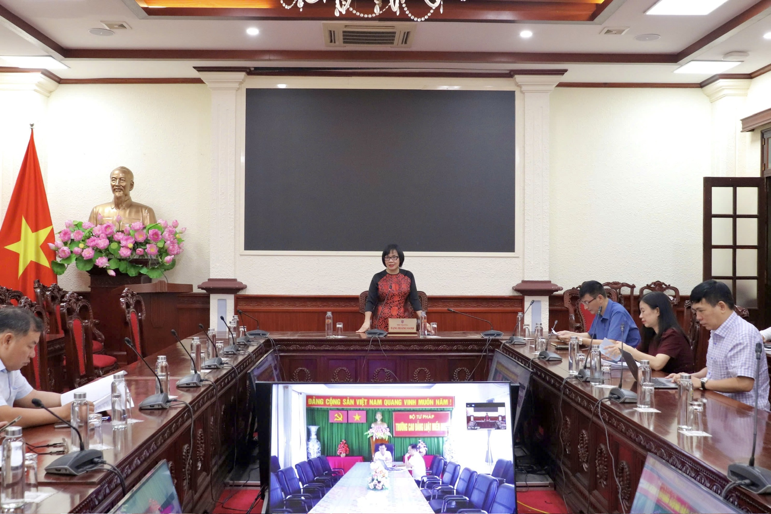 Chuẩn bị sẵn sàng điều kiện cần thiết để tiến hành bàn giao các Trường Cao đẳng Luật
