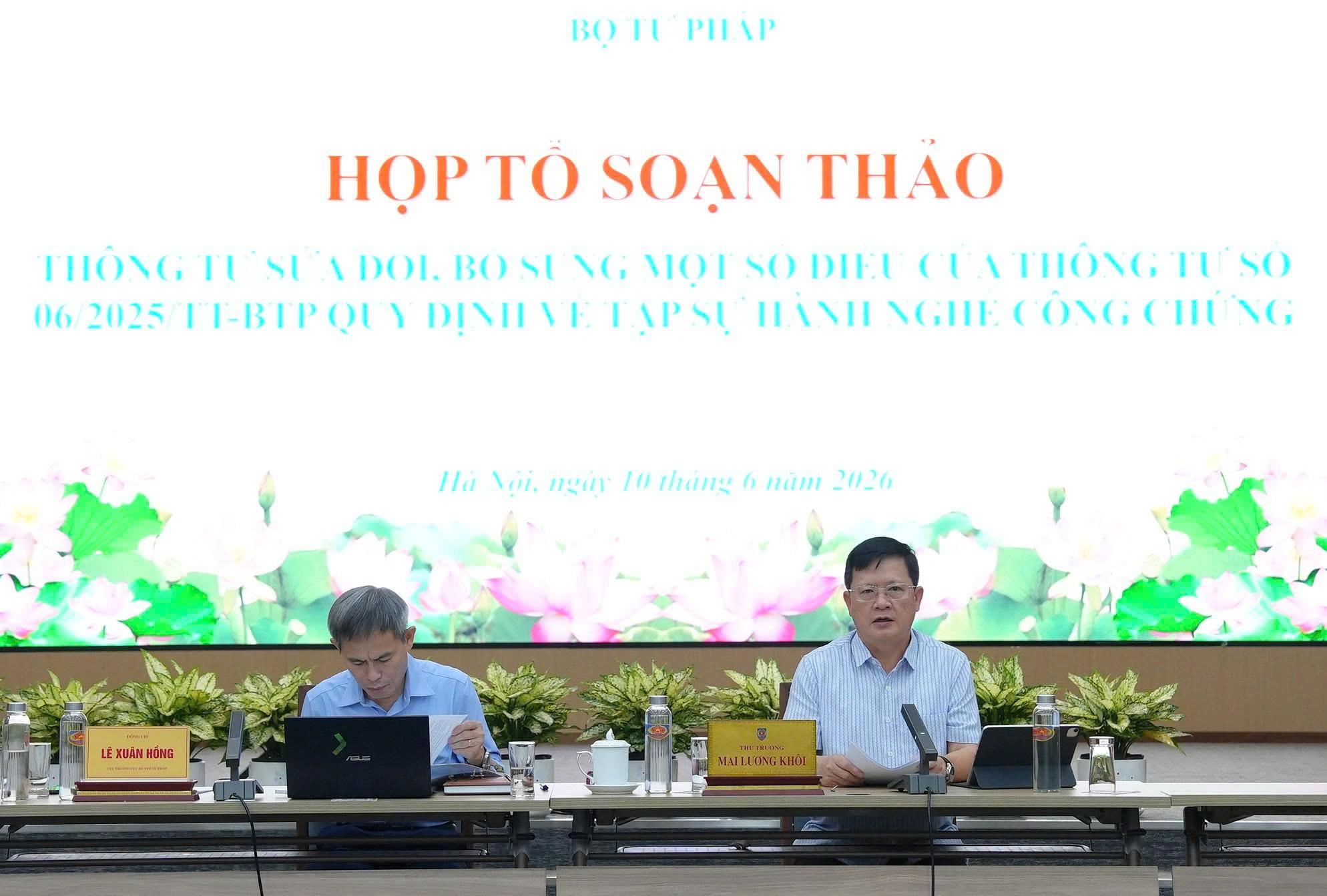 Ảnh đại diện bài viết: thứ trưởng mai lương khôi – tổ trưởng tổ soạn thảo chủ trì cuộc họp. 